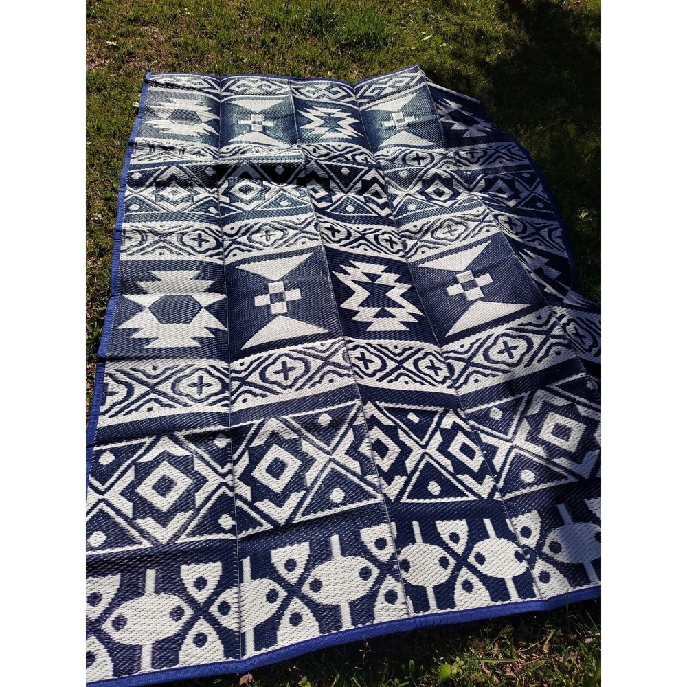 Hicooe 6x9 portable outdoor polypropylene rug with carrying case.